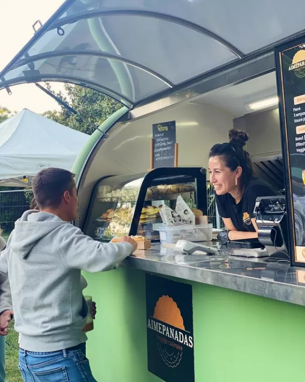 Commander plusieurs variétés d'empanadas dans un foodtruck le midi, Bordeaux, Aimepanadas